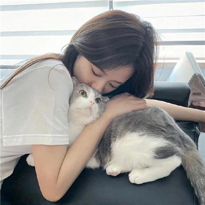 一位站立的人